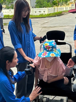 Áo xanh phủ khắp bản làng giúp dân sử dụng dịch vụ số