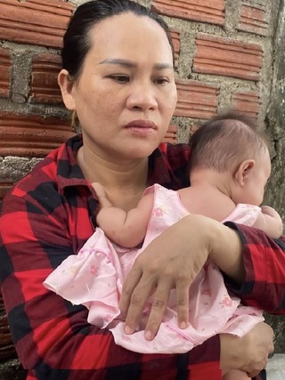 Người mẹ nghèo nuôi con bệnh nặng