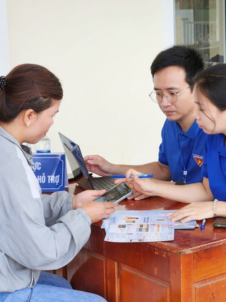 Lớp học tiếng Anh miễn phí và 102 đội hỗ trợ người dân