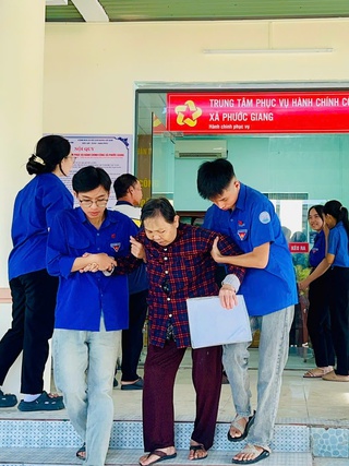 'Các đoàn viên hỗ trợ nên tôi đã hoàn tất hồ sơ nhanh chóng'