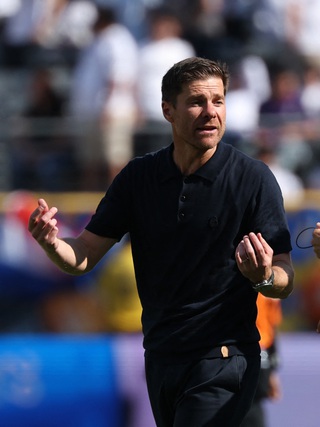 Máy bay chở Real Madrid ‘bay vòng vòng, mãi mới hạ cánh’: HLV Alonso phải hủy họp báo trước đại chiến PSG