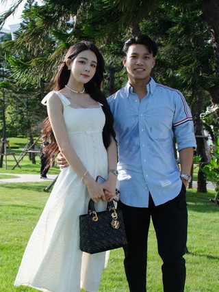 Vũ Văn Thanh khoe ảnh tình tứ cùng bạn gái hot girl, kèm ‘thông điệp’ đáng yêu!