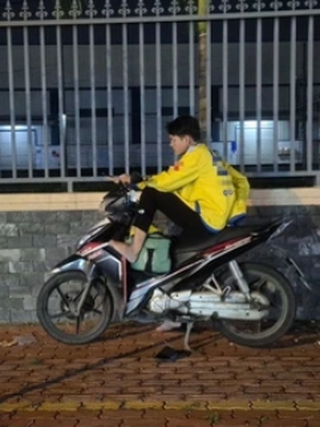 Những 'cuốc nổ' ngày càng ít đi, tài xế công nghệ chuyển sang bán trái cây online