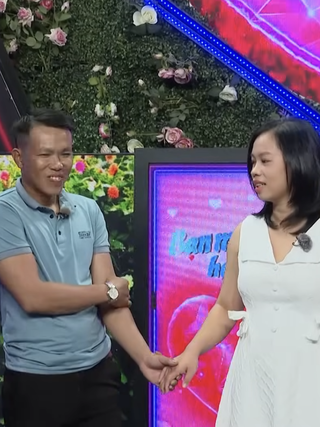 Mẹ giục con gái bấm nút với nhân viên phòng cháy chữa cháy trên show hẹn hò