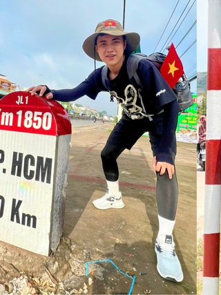 Hai chàng trai đi bộ hơn 2 tháng đến Hà Nội xem diễu binh, diễu hành 2.9