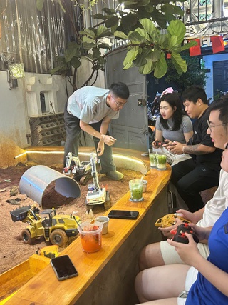 Độc lạ quán cà phê kết hợp điều khiển xe mô hình tại TP.HCM