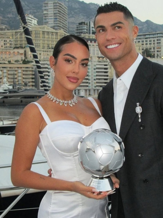 Ronaldo cầu hôn Georgina bằng nhẫn kim cương ‘khổng lồ’, chương mới cho chuyện tình 10 năm
