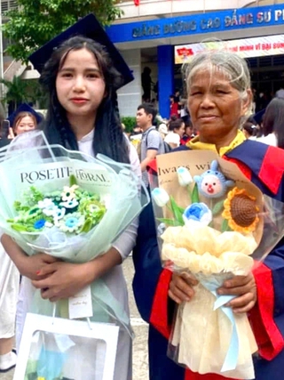 Xúc động khoảnh khắc cô gái Jrai mặc áo cử nhân cho mẹ trong ngày tốt nghiệp
