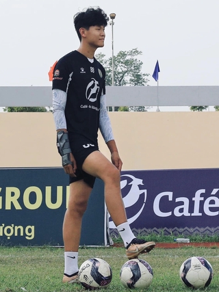 HAGL ra mắt thủ môn cao 1,94 m dự V-League