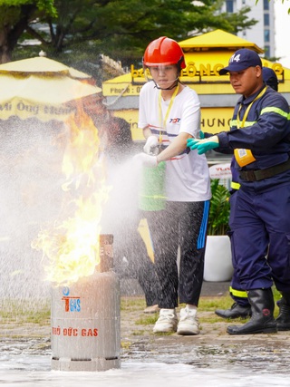 'Tôi đã căng thẳng khi bóp cò bình chữa cháy…'