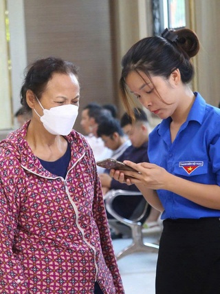 Thanh niên hỗ trợ đổi thẻ đảng viên trên toàn quốc