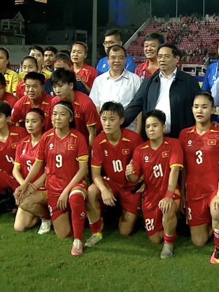 Thủ tướng Phạm Minh Chính xuống sân động viên đội tuyển nữ Việt Nam: Các cô gái đã chiến đấu quả cảm!