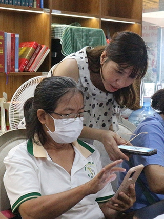 Người trẻ dạy công nghệ miễn phí cho người lớn tuổi