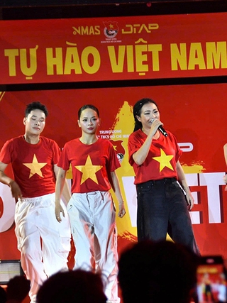 Khởi động chuyến xe 'Tự hào Việt Nam' đi dọc đường Trường Sơn huyền thoại