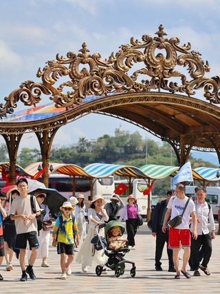 Khách Nga ùn ùn quay lại, du lịch Khánh Hòa thắng đậm