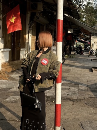 Áo bomber là lựa chọn năng động cho những ngày xuống phố