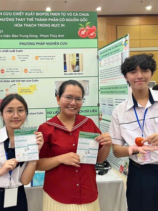 Nhóm học sinh biến vỏ cà chua thành mực in