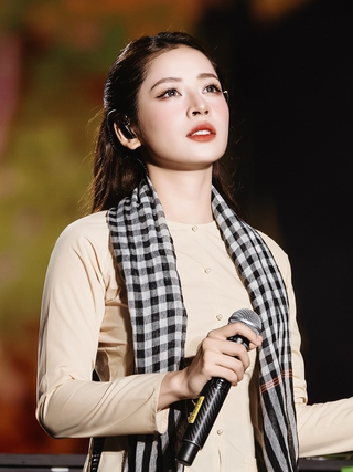 Hình ảnh khác lạ của Chi Pu