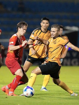 Lê Vitkor cùng Hà Tĩnh thắng Thanh Hóa, chen chân vào tốp 4: Trợ lý cũ thầy Kim lại ‘khóc’