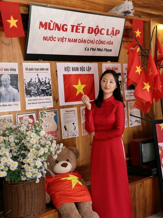 Những cô gái rạng rỡ dưới cờ đỏ sao vàng mừng Tết Độc lập