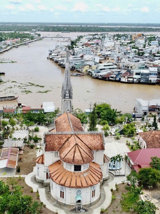 Khám phá nhà thờ trăm tuổi có tháp chuông cao nhất miền Tây