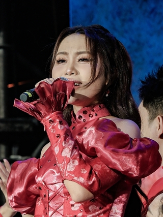 Phương Mỹ Chi mang hit ở 'Sing! Asia' khuấy động phố đi bộ Nguyễn Huệ
