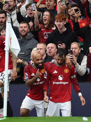VAR 'trao' phạt đền phút 90+7, M.U thắng hú vía Burnley: HLV Amorim còn lâu mới hết lo