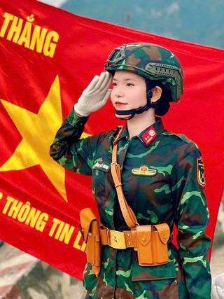 Chân dung nữ khối trưởng xinh đẹp tham gia đội hình diễu binh A80