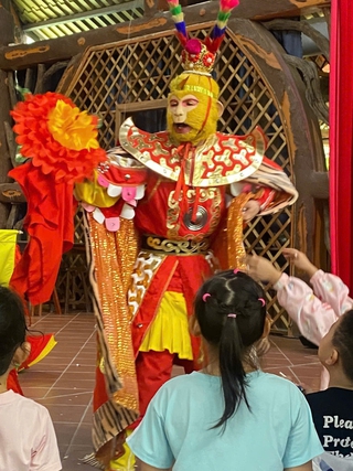 'Tôn Ngộ Không bán nụ cười' để mua gạo tặng người nghèo