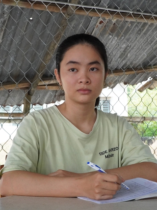 Cô học trò mồ côi mong được giúp đỡ vào đại học