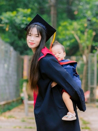 Hành trình tốt nghiệp đại học của cô gái một mình nuôi con