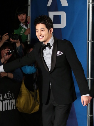 Park Si Hoo bị tố 'mai mối' phụ nữ cho người có gia đình