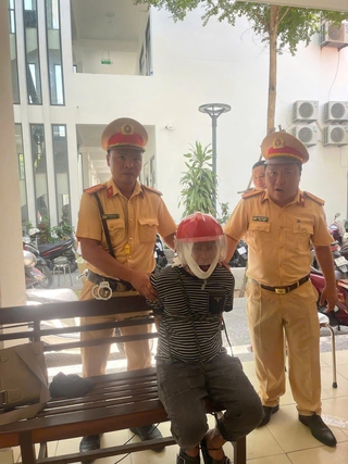 Hy hữu: Gặp khách 'ngáo đá', tài xế xe công nghệ lao vào chốt CSGT cầu cứu