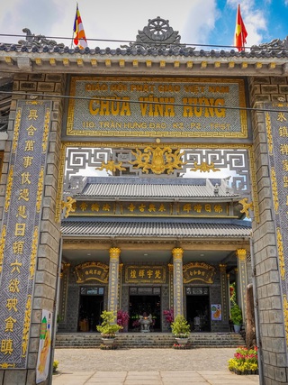 Ngôi chùa 'độc nhất miền Tây' xây dựng từ hàng chục ngàn viên đá nguyên khối