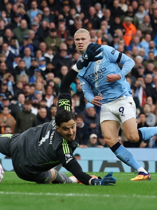Haaland ‘dạy’ Sesko cách đá tiền đạo, Man City đè bẹp M.U: Chênh lệch đẳng cấp