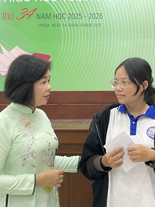 Ngày giỗ cha, nữ sinh nghẹn ngào mang học bổng 10 triệu đồng đặt trước bàn thờ
