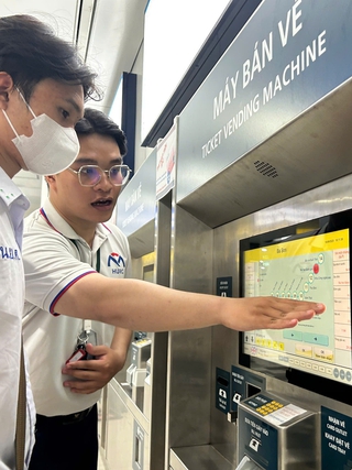 Metro ngưng bán vé giấy: Nhiều người hào hứng vì không còn chờ lâu như trước