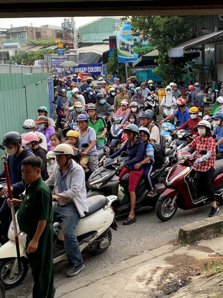 Người dân ‘khốn khổ’ vì kẹt xe dưới gầm cầu Bình Thuận