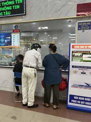 Xu hướng hành khách đặt vé online, nên lượng mua vé tàu trực tiếp giảm