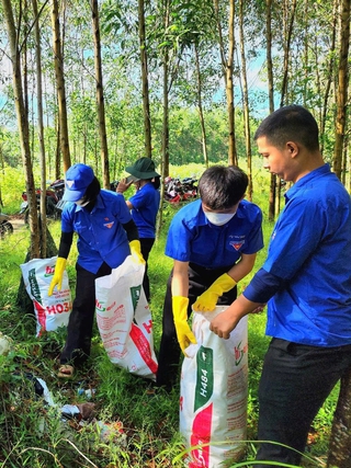 Hàng ngàn thanh niên thu gom rác để bảo vệ môi trường