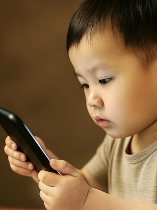 Giữ tôn nghiêm trong giáo dục: Những 'bóng đen' công nghệ số