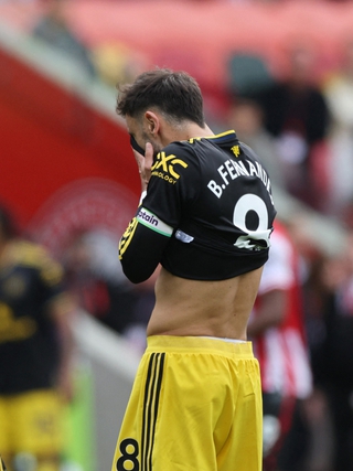 Hàng thủ thủng lưới 3 bàn choáng váng, Bruno đá hỏng phạt đền: M.U lại thua ‘sốc’