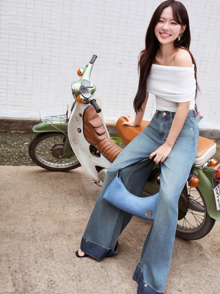 Tôn dáng, đầy cá tính với quần jeans ống loe mùa thu