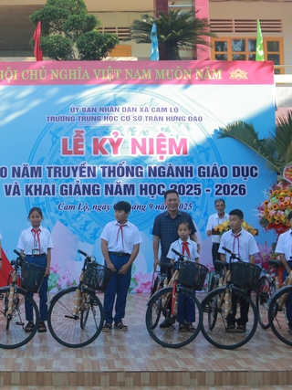 Nhiều phần quà đến với học sinh nghèo Quảng Trị trong năm học mới