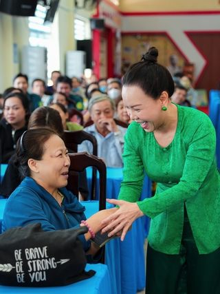 Chồng nhạc sĩ ủng hộ Việt Hương làm thiện nguyện