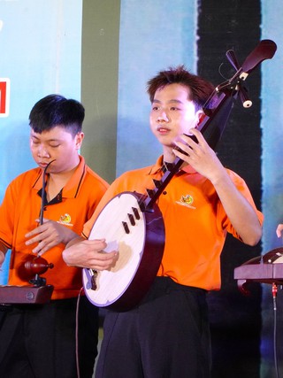 Sinh viên Cần Thơ mang sáo, đàn tranh, đàn nguyệt... biểu diễn ở bến Ninh Kiều