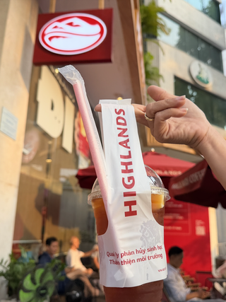 Highlands Coffee bán lại trà sen vàng, trà vải ở một số cửa hàng