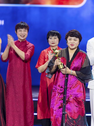 Phim 'Mưa đỏ' đại thắng tại Ngôi sao xanh