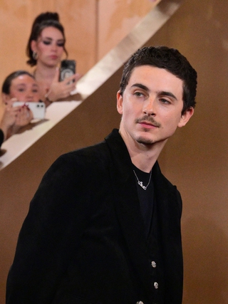 Lý do 'người đàn ông đẹp nhất thế giới' gây sốt ở Quả cầu vàng 2026