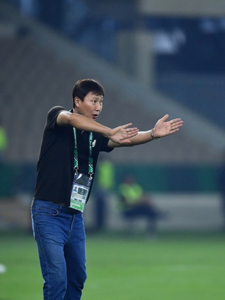 Ngả mũ thán phục đẳng cấp HLV Kim Sang-sik